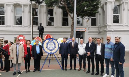 Beşiktaş Anadolu Lisesi’nde gerçekleştirilen 23 Nisan Ulusal Egemenlik ve Çocuk Bayramı resmi törenine katıldık.