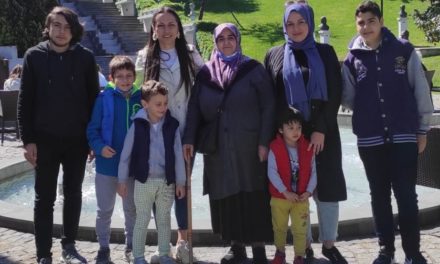 Beşiktaş’ın emektar annelerinden gelini ve torunlarına hayatını adamış Sümer Hanım’ın anneler gününü kutladık.