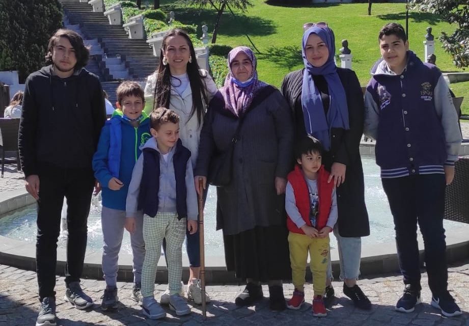 Beşiktaş’ın emektar annelerinden gelini ve torunlarına hayatını adamış Sümer Hanım’ın anneler gününü kutladık.