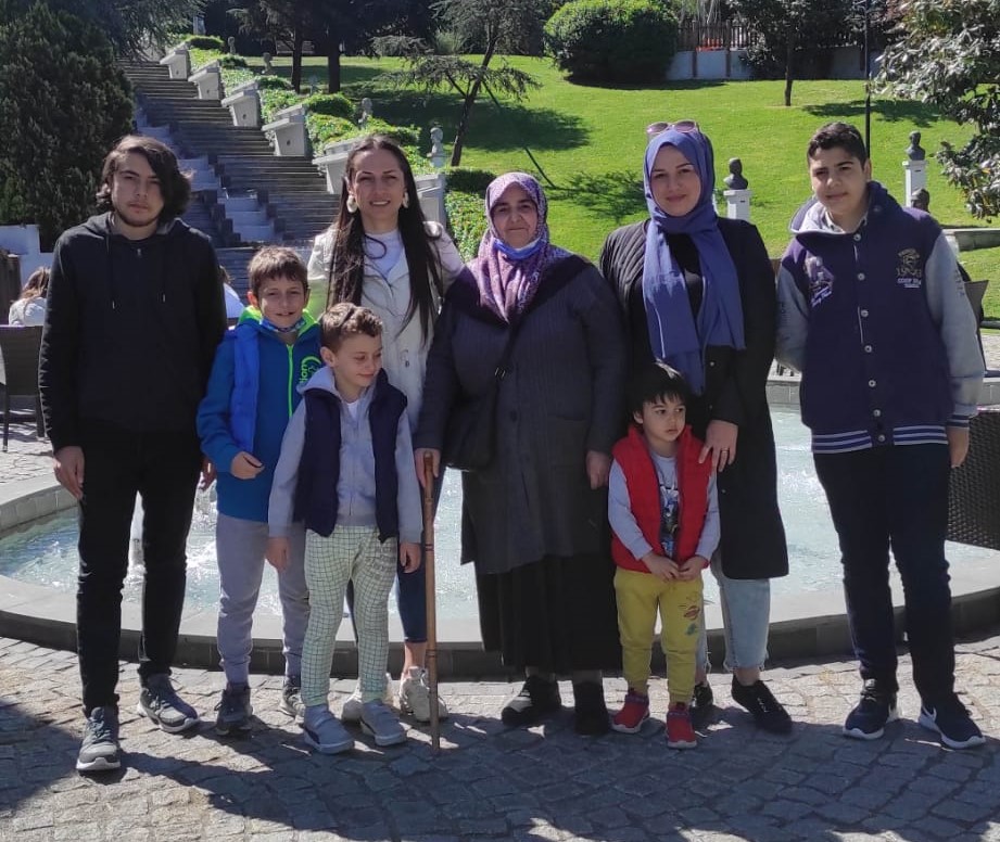 Beşiktaş’ın emektar annelerinden gelini ve torunlarına hayatını adamış Sümer Hanım’ın anneler gününü kutladık.