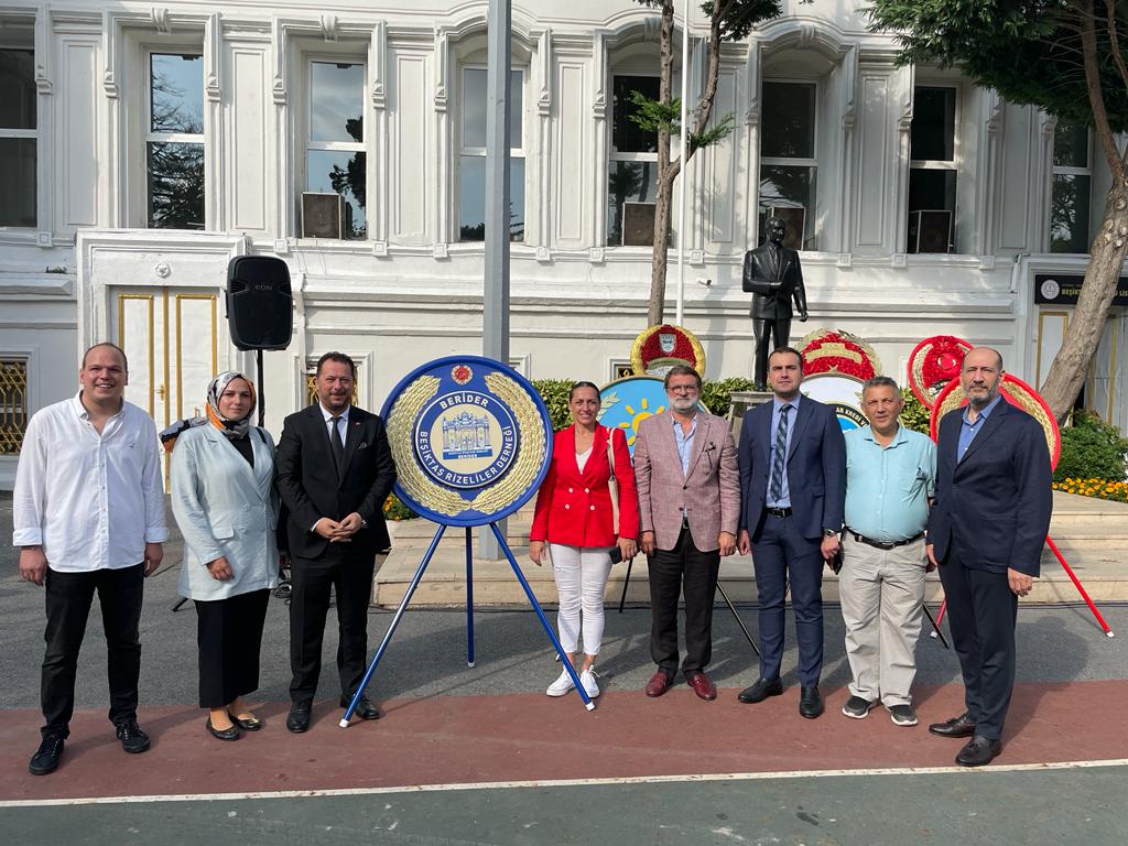 Beşiktaş Rizeliler Derneği Yönetim Kurulu olarak Beşiktaş Anadolu Lisesi’nde gerçekleştirilen 30 Ağustos Zafer Bayramı resmi törenine katıldık.