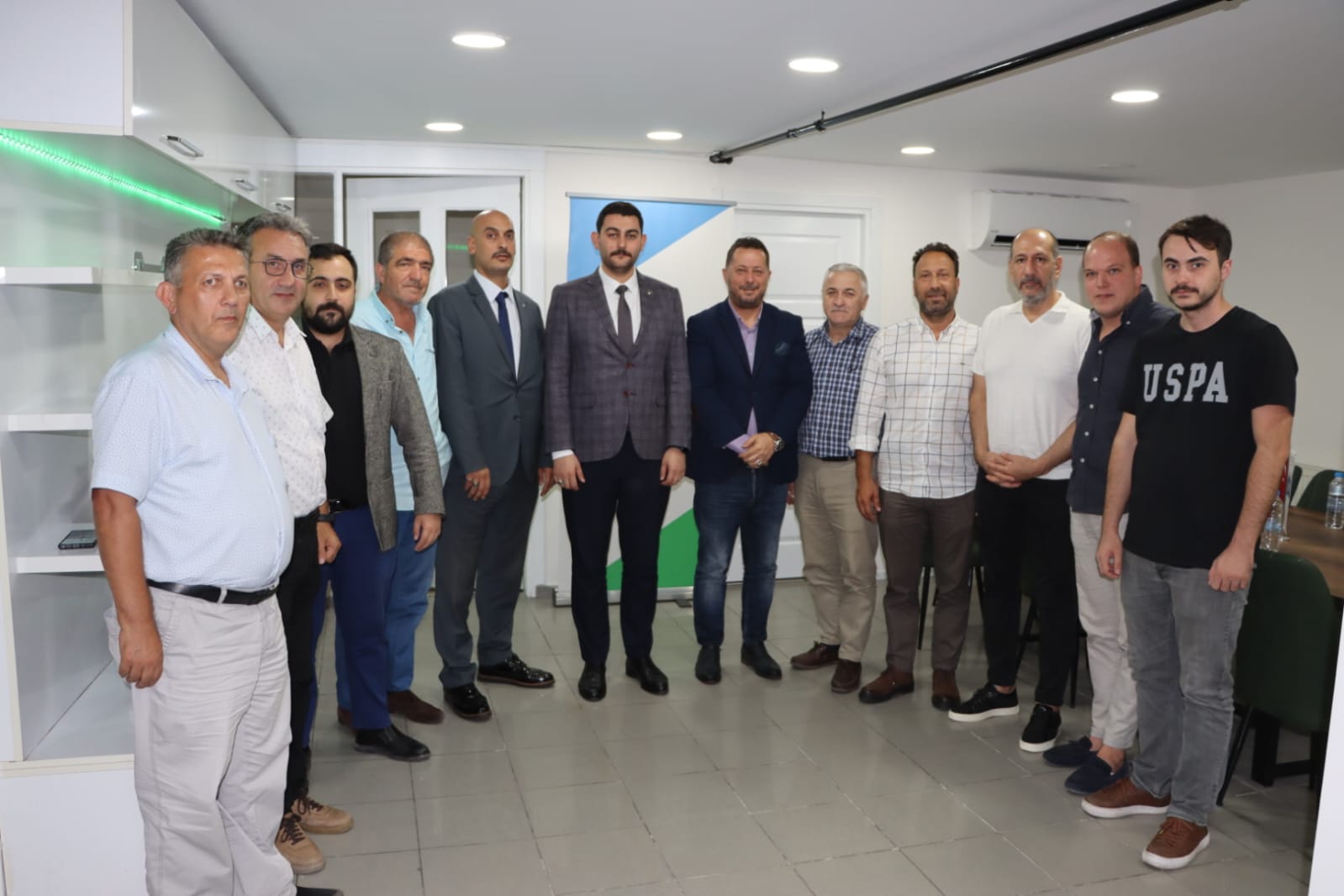 Milliyetçi Hareket Partisi Beşiktaş İlçe Başkanı Sayın Abdulkadir Öztürk derneğimizi yeni yerinde ziyaret etti.