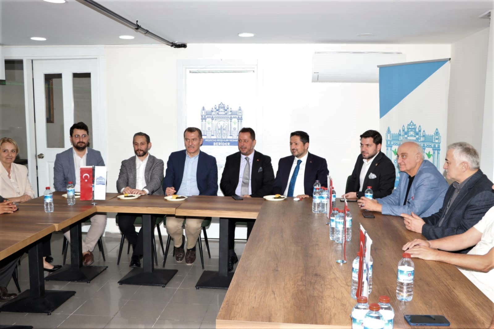 Adalet Ve Kalkınma Partisi İl Yönetim Kurulu Üyesi Sayın Yusuf İmamoğlu ve Beşiktaş İlçe Başkanı Sayın Yıldırım Turan, Zeytinburnu Belediye Başkanı Sayın Ömer Arısoy ve Gaziosmanpaşa Belediye Başkanı Sayın Hasan Tahsin Usta derneğimizi yeni yerinde ziyaret etti.